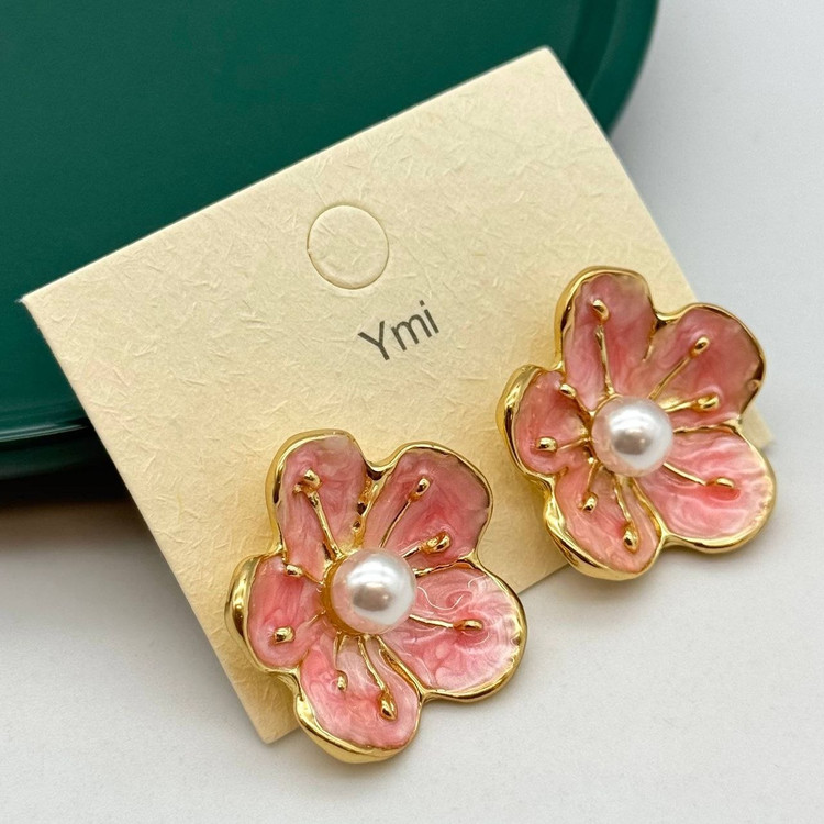 گوشواره فانتزی طرح شکوفه صورتی میناکاری شده برند Ymi.