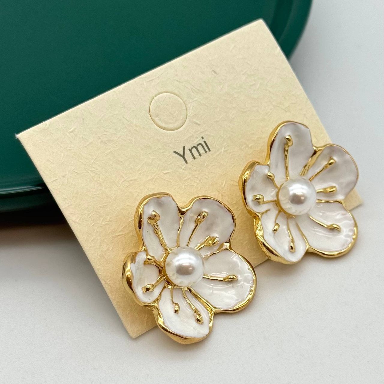 گوشواره مجلسی سفید طرح گل با مروارید سفید و بدنه طلایی.