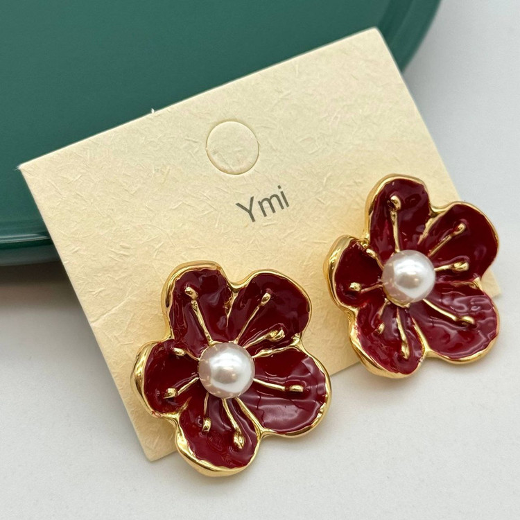 گوشواره میخی طرح گل زرشکی با مرکز مروارید و حاشیه طلایی.