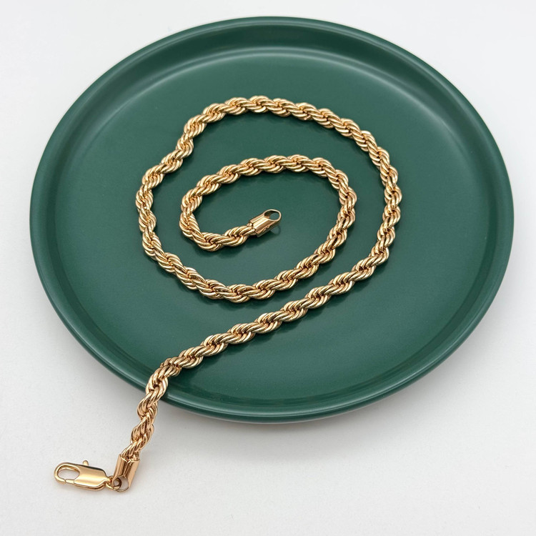گردنبند طنابی ژوپینگ طلایی روی ظرف سبز، بدلیجات رنگ ثابت برند ژوپینگ