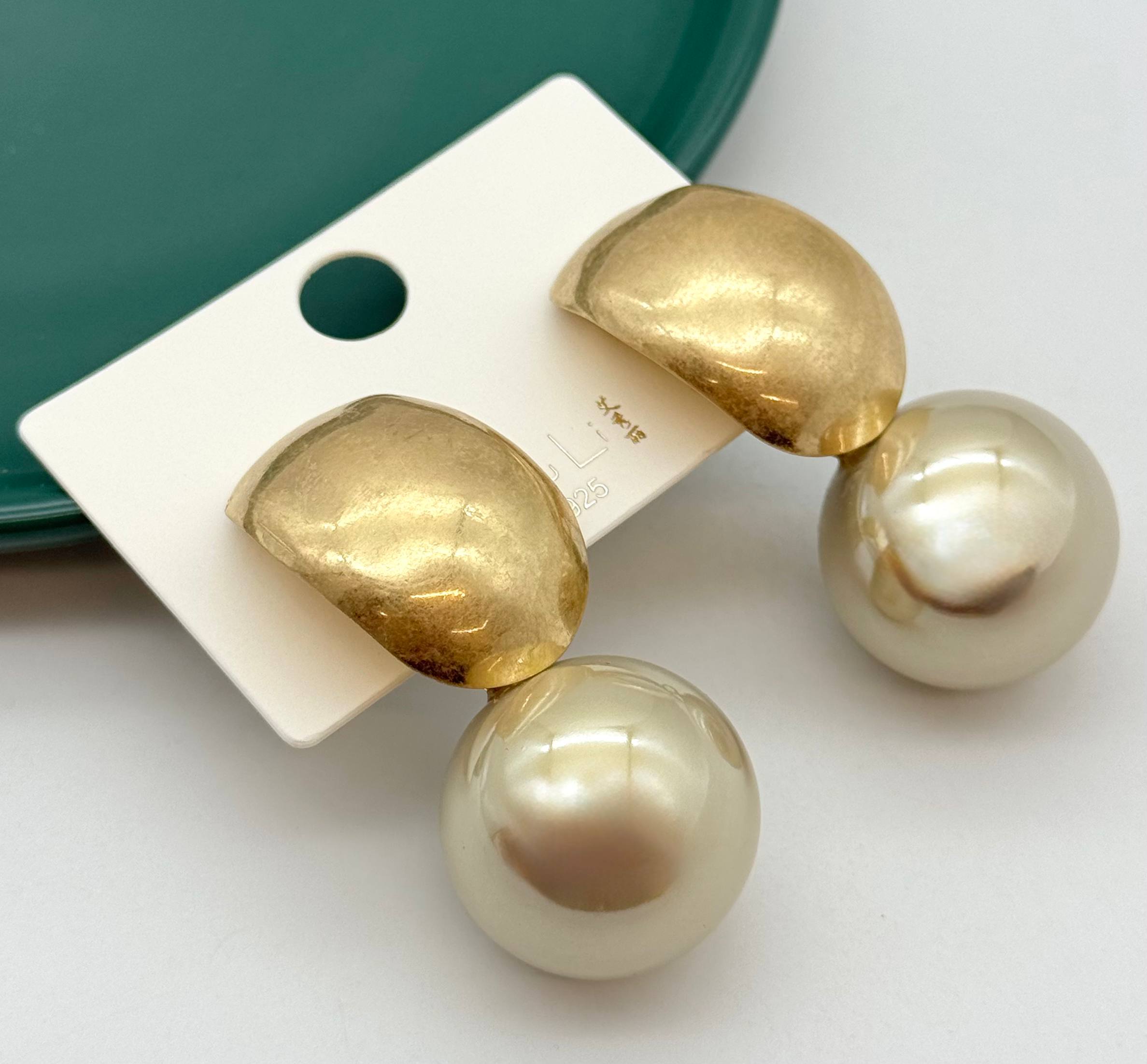 گوشواره زنانه طلایی با طرح نیمکره فلزی و آویز مروارید درشت کرم