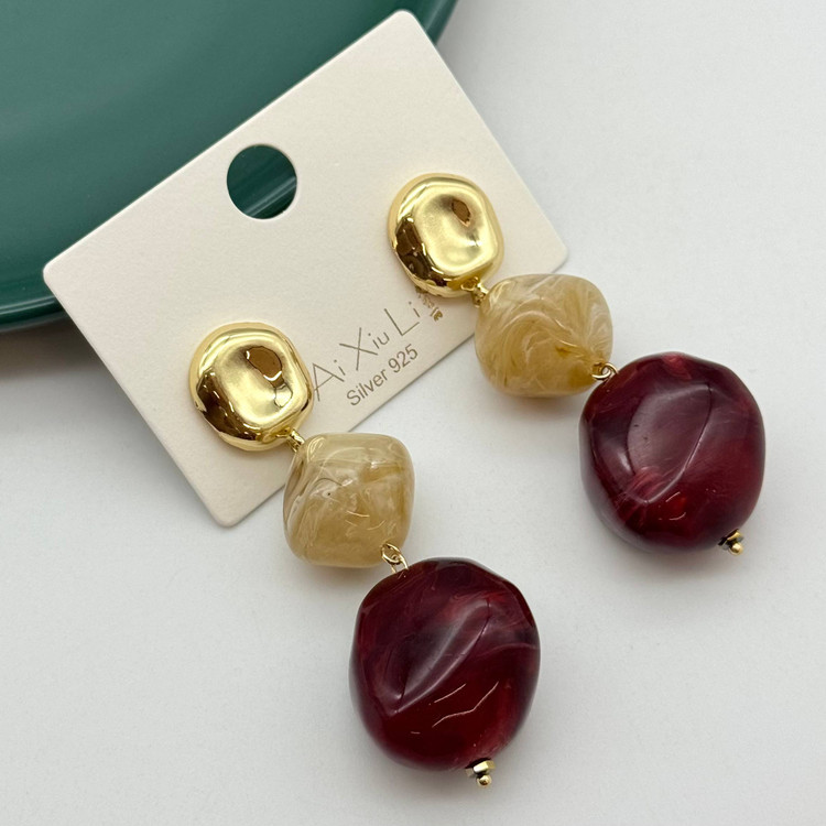 گوشواره آویز سه تکه زنانه با نگینهای سنگی زرشکی و کرم و بخش طلایی براق