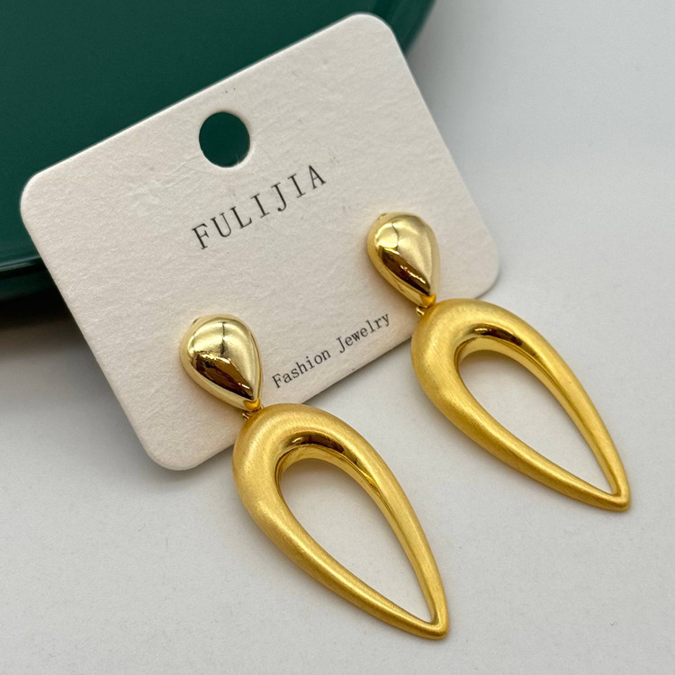 گوشواره استیل طلایی زنانه برند فولجیا با طرح اشکی مات و براق