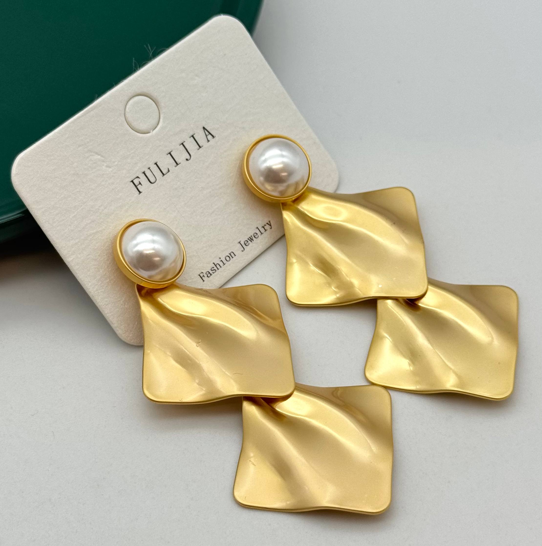 گوشواره آویز استیل طلایی با دو لایه مربع موجدار و نگین مرواریدی