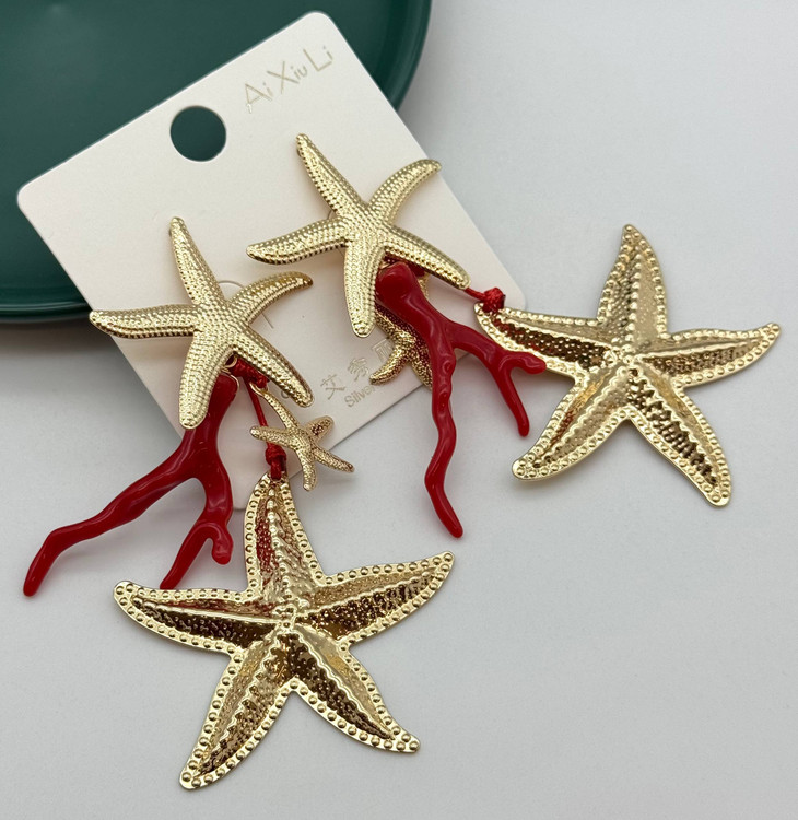 گوشواره استیل طرح ستاره دریایی طلایی و مرجان قرمز روی کارت برند Ai Xiu Li