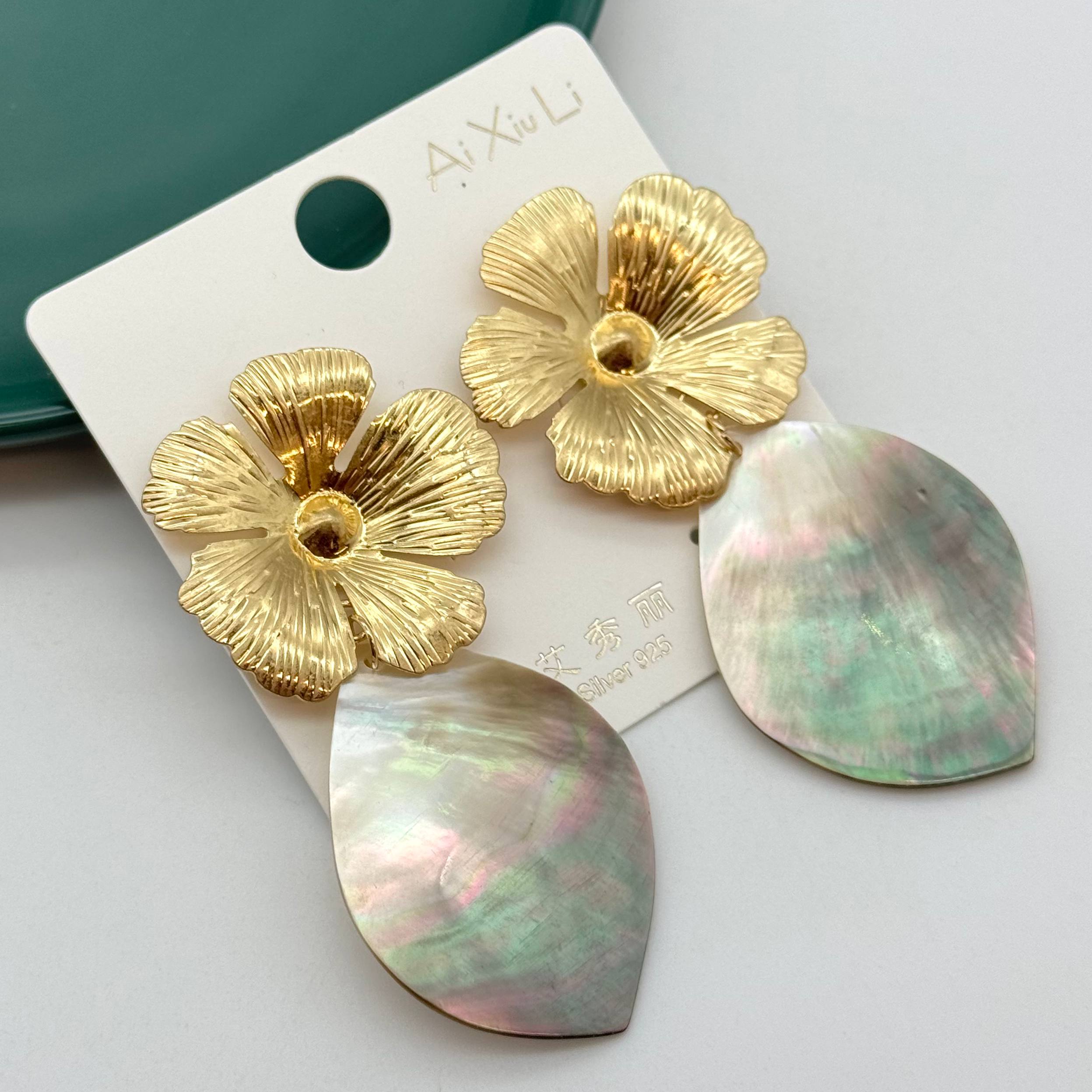 گوشواره میخی طرح گل فلزی طلایی با آویز پهن صدفی هفترنگ