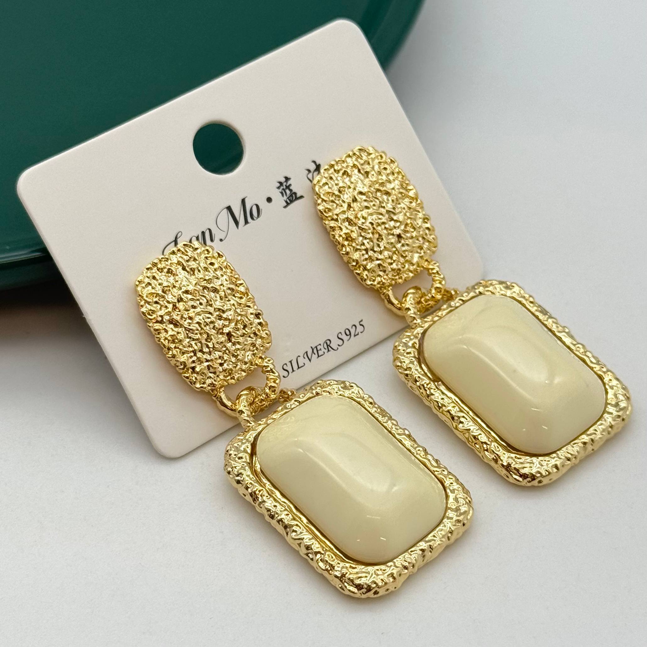 گوشواره آویز طلایی زنانه طرح مستطیلی با نگین کرم صدفی و بدنه بافتدار