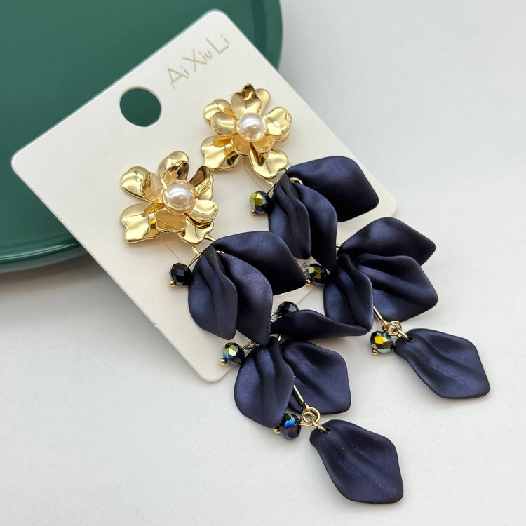 گوشواره آویز استیل برند AiXiuLi با طرح گل طلایی، مروارید و گلبرگهای صدفی و سرمهای مات.