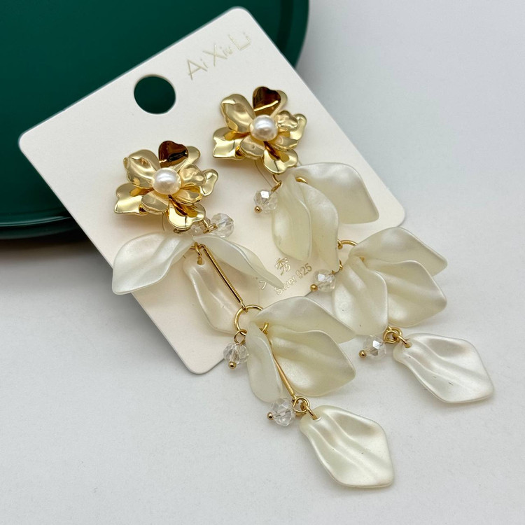 گوشواره آویز استیل برند AiXiuLi با طرح گل طلایی، مروارید و گلبرگهای صدفی و سرمهای مات.