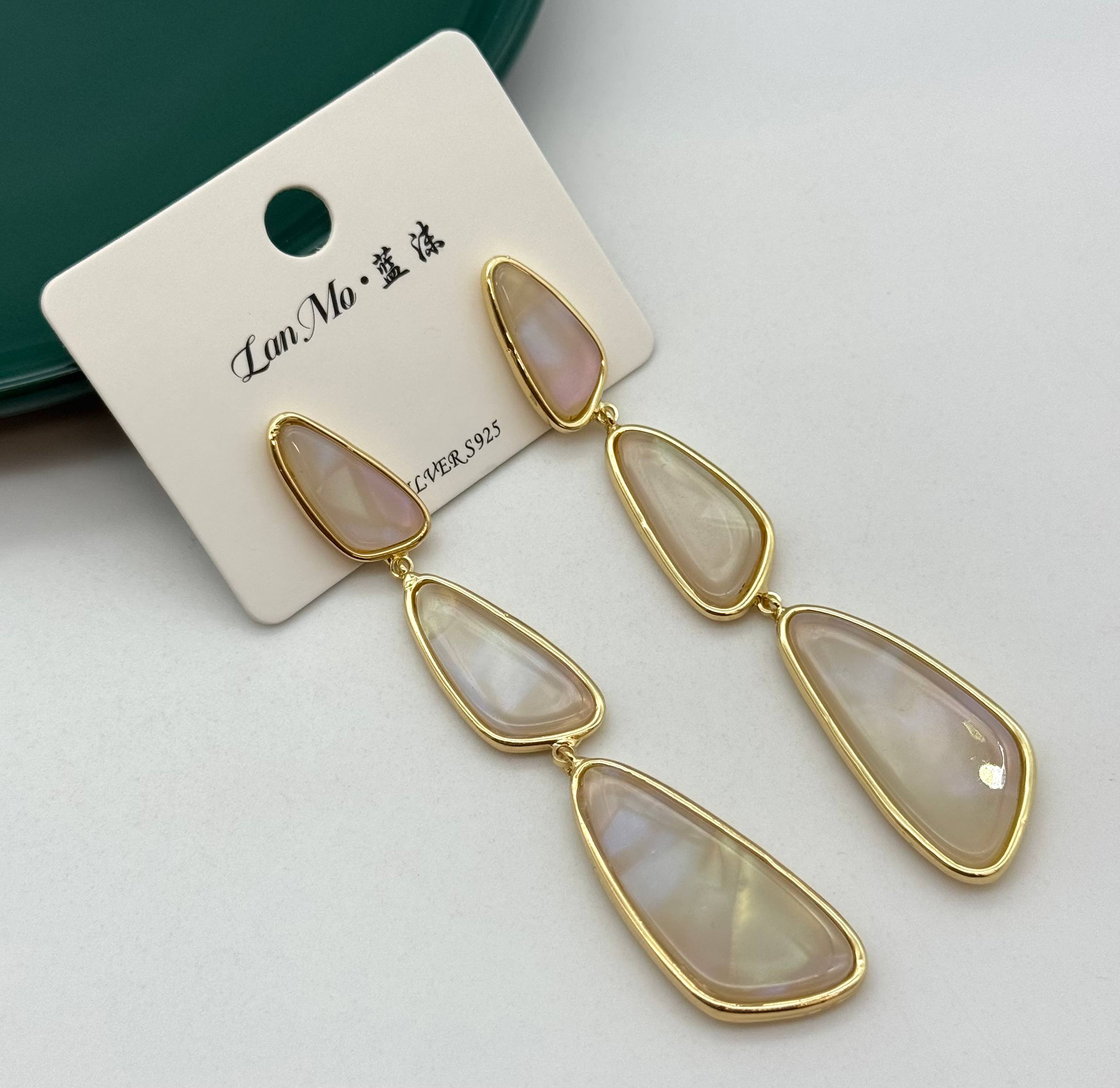 گوشواره آویز طلایی زنانه برند LanMo با سنگهای طرح صدف سه تایی.