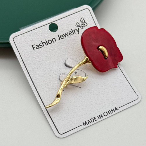 گل سینه مدل گل شقایق قرمز با ساقه و برگ طلایی