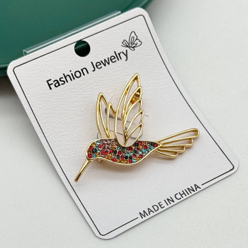 گل سینه طلایی طرح پرنده مرغ مگسخوار با نگینهای رنگی