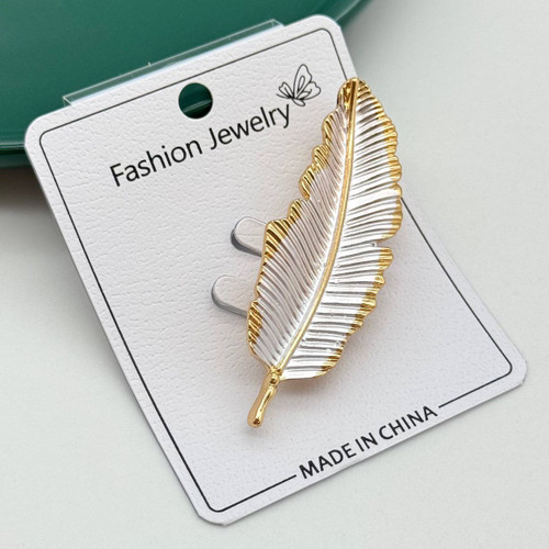 گل سینه طرح پر دورنگ طلایی و نقرهای