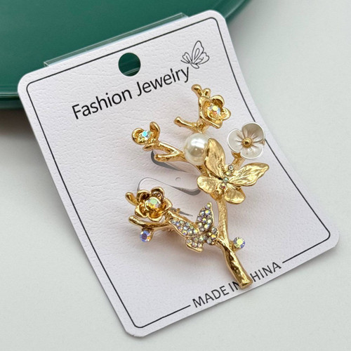 گل سینه طلایی طرح شاخه گل با نگینهای کریستالی، مروارید و پروانه