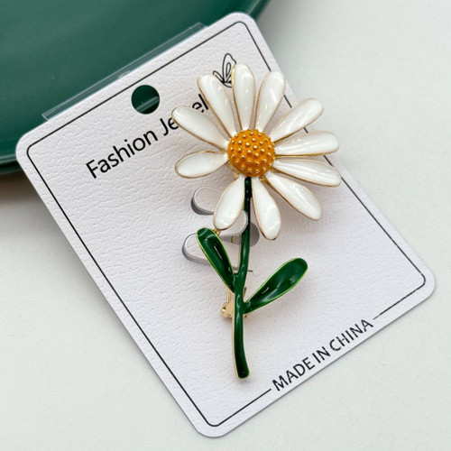 گل سینه فانتزی طرح گل بابونه با گلبرگهای سفید و ساقه سبز