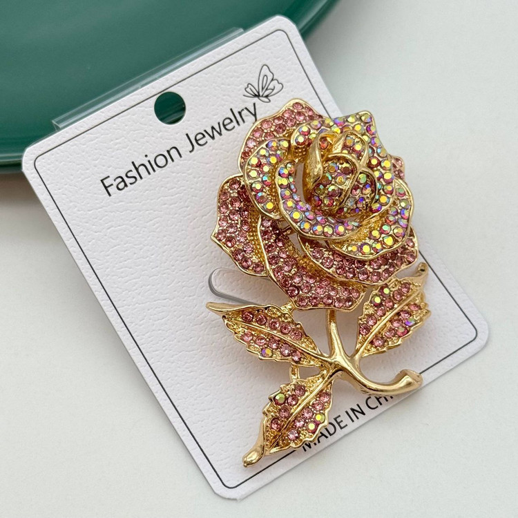 گل سینه مجلسی طرح گل رز طلایی با نگینهای صورتی و هفترنگ