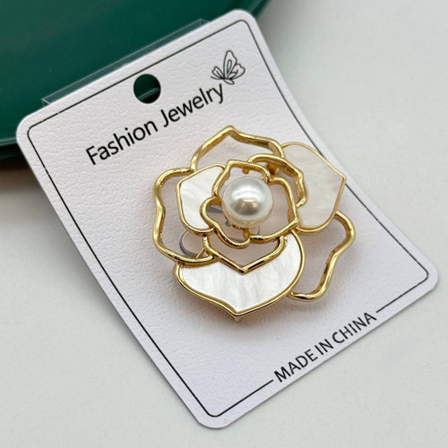 گل سینه طلایی طرح گل کامریا با گلبرگهای صدفی و مروارید مرکزی