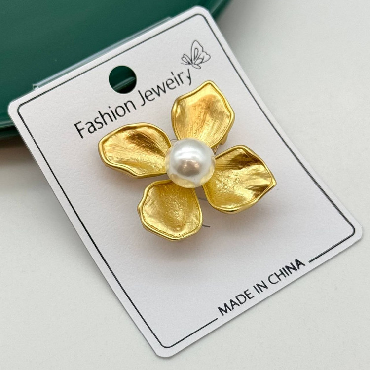 گل سینه طلایی مات طرح گل چهاربرگ با مروارید سفید در وسط