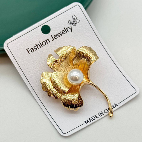 گل سینه طلایی طرح برگ با مروارید سفید