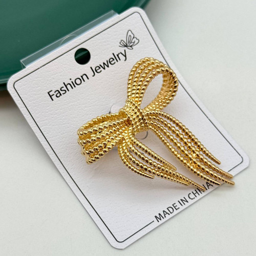 گل سینه طلایی طرح پاپیون با رشتههای مهرهای ظریف