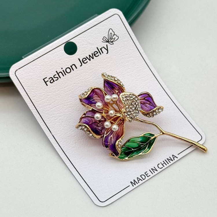 گلسینه طلایی طرح گل ارکیده با گلبرگهای بنفش میناکاری شده، مروارید و نگینهای ریز