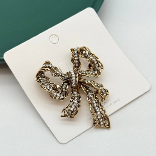 گل سینه طرح پاپیون طلایی آنتیک نگینکاری شده