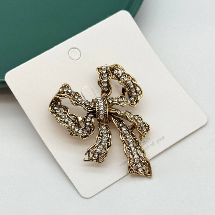 گل سینه طرح پاپیون طلایی آنتیک نگینکاری شده