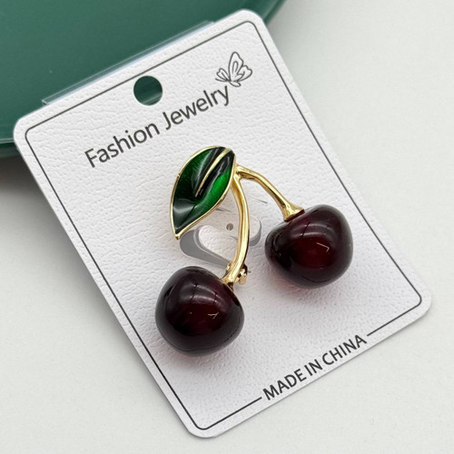 گل سینه فانتزی مدل گیلاس با ساقه طلایی و برگ سبز