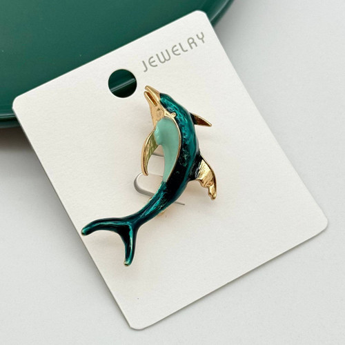 گل سینه طلایی طرح دلفین با رنگآمیزی میناکاری سبز و آبی