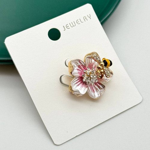 گل سینه فانتزی طرح گل پنجپر صورتی و سفید با زنبور طلایی نگیندار