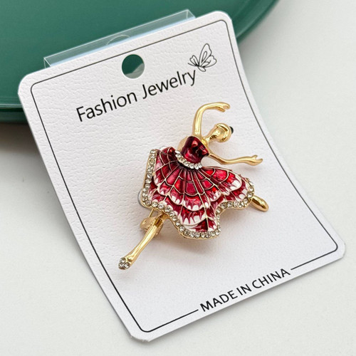 گل سینه طرح بالرین با دامن میناکاری قرمز و آبی و نگینهای اتمی