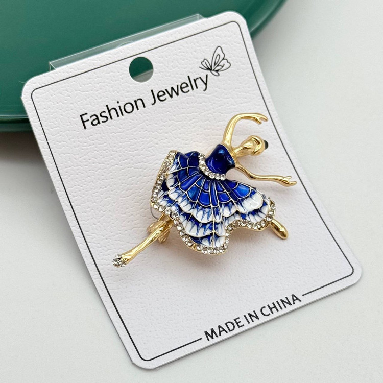 گل سینه طرح بالرین با دامن میناکاری قرمز و آبی و نگینهای اتمی