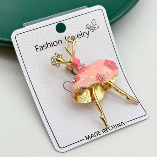 گل سینه طلایی طرح دختر بالرین با دامن صورتی میناکاری شده و تزیین نگین اتمی.