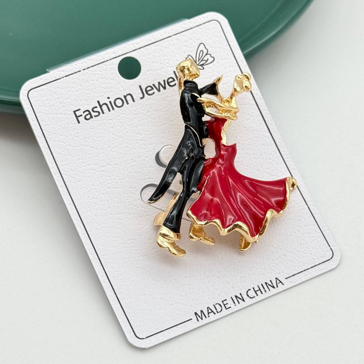 گل سینه طلایی با طرح زوج در حال رقص با لباس قرمز و مشکی میناکاری شده