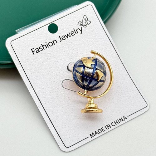 گل سینه فانتزی مدل کره زمین با پایه طلایی و بدنه سرمهای