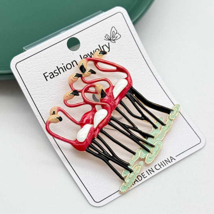 گل سینه طرح فلامینگوهای قرمز و مشکی با لبههای طلایی