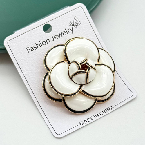 سنجاق سینه سفید زنانه مدل گل کاملیای لایهدار با لبههای مشکی.