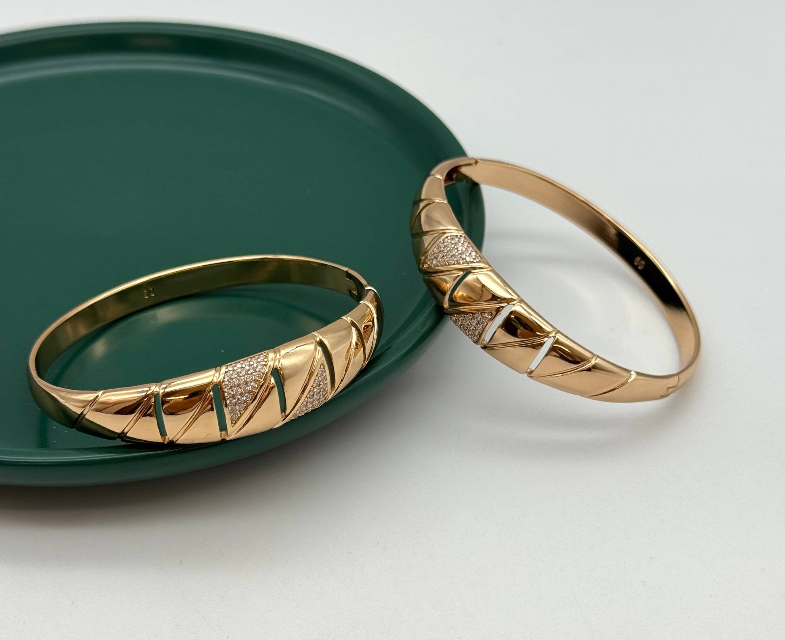 تکپوش طلایی ژوپینگ با طرح شیارهای مورب و نگینکاری اتمی