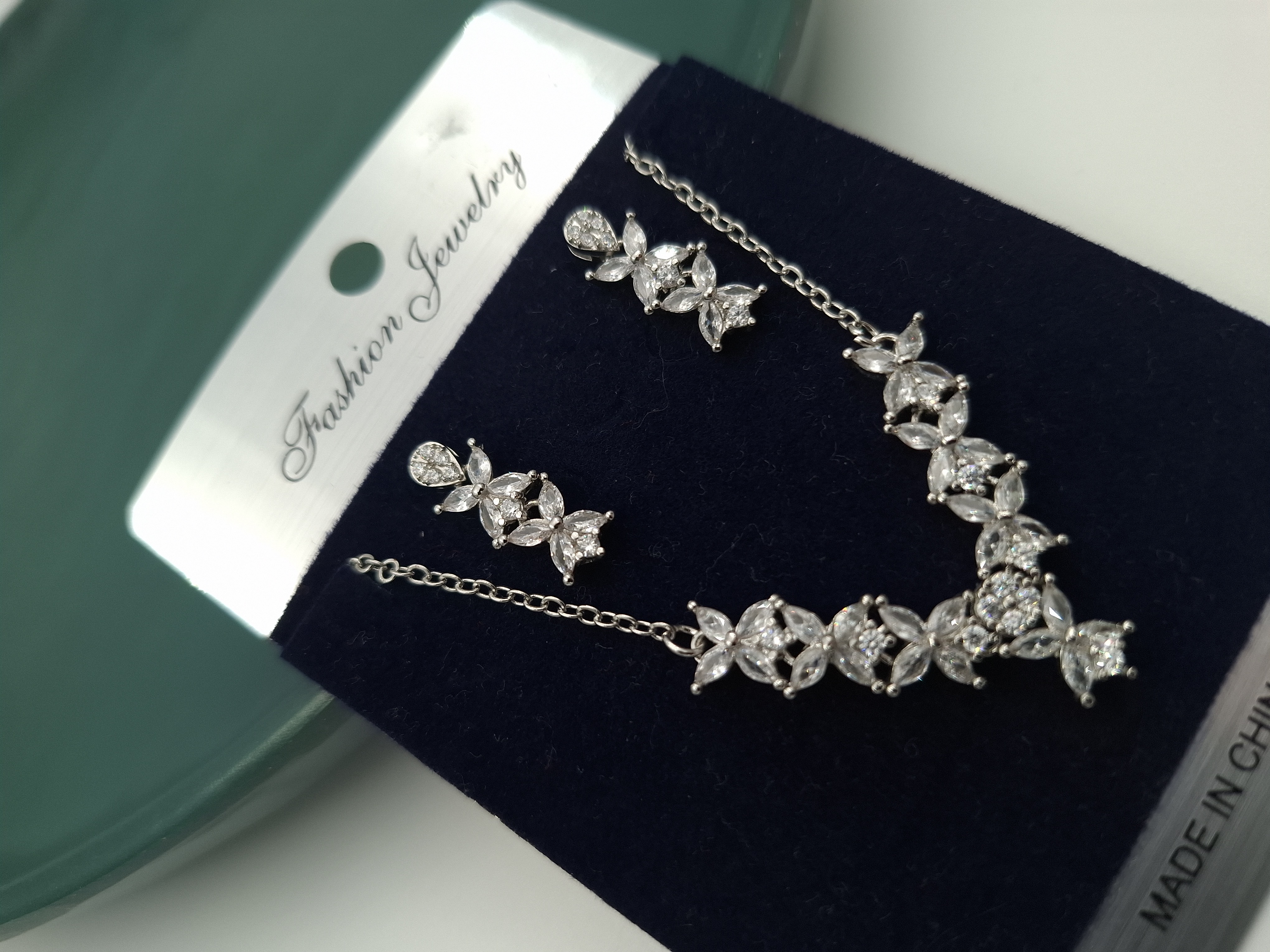 نیمست جواهری نقرهای با نگینهای اتمی درخشان طرح مارکیز و شکوفه