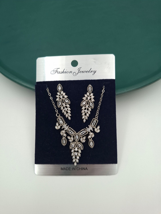 نیم ست جواهری نقره ای با نگین های درخشان طرح خوشه و مارکیز