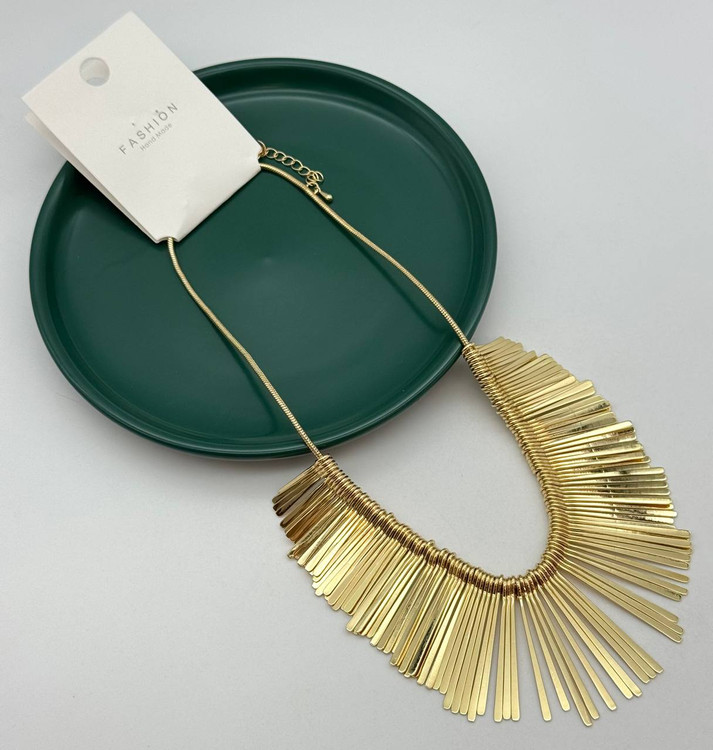 گردنبند رولباسی زنانه طلایی با آویزهای میلهای متحرک