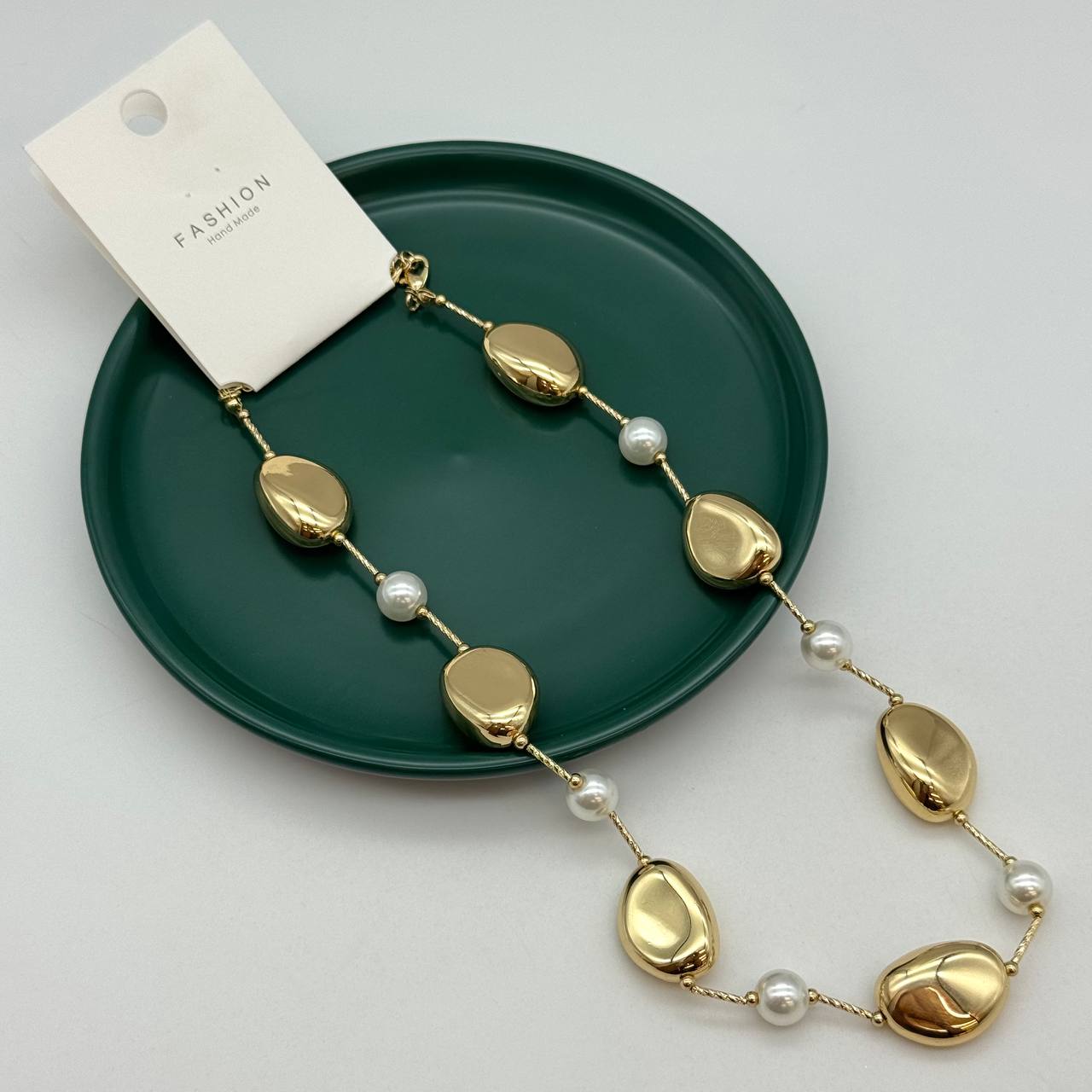 گردنبند بلند رولباسی با مروارید سفید و قطعات طلایی بیضی شکل