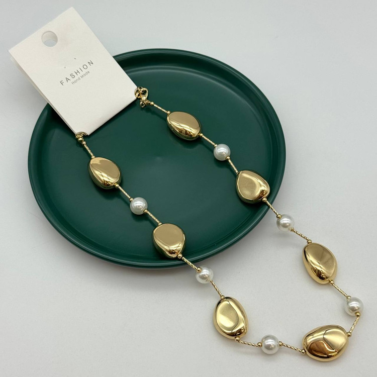 گردنبند بلند رولباسی با مروارید سفید و قطعات طلایی بیضی شکل