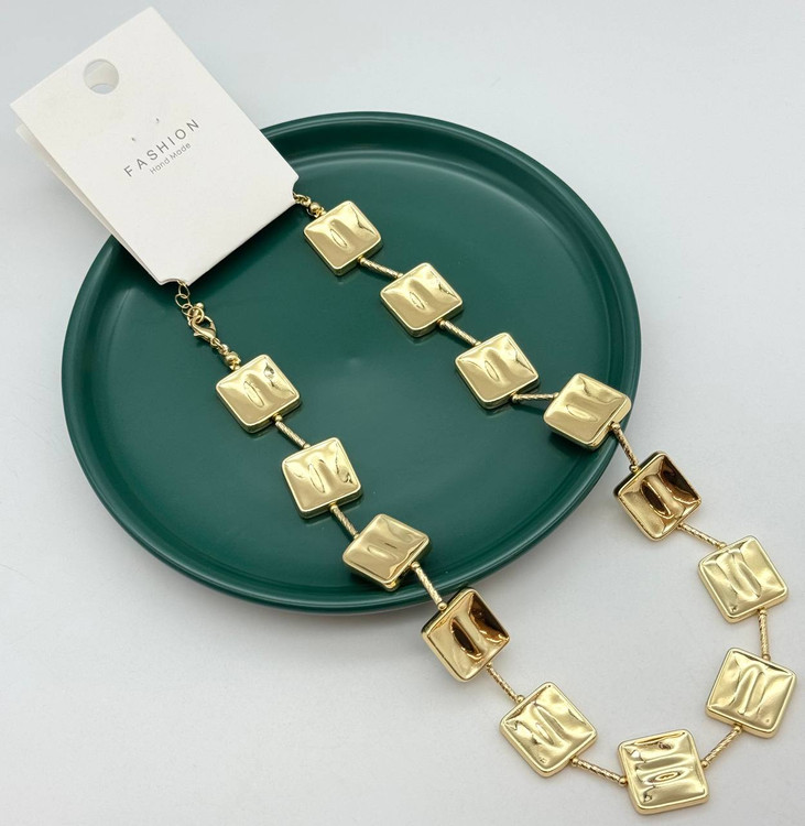 گردنبند رولباسی طلایی با پلاکهای مربعی براق