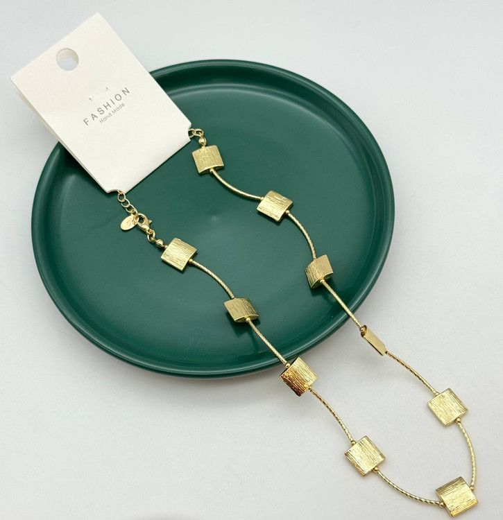 گردنبند رولباسی طلایی با آویزهای مکعبی تراشخورده