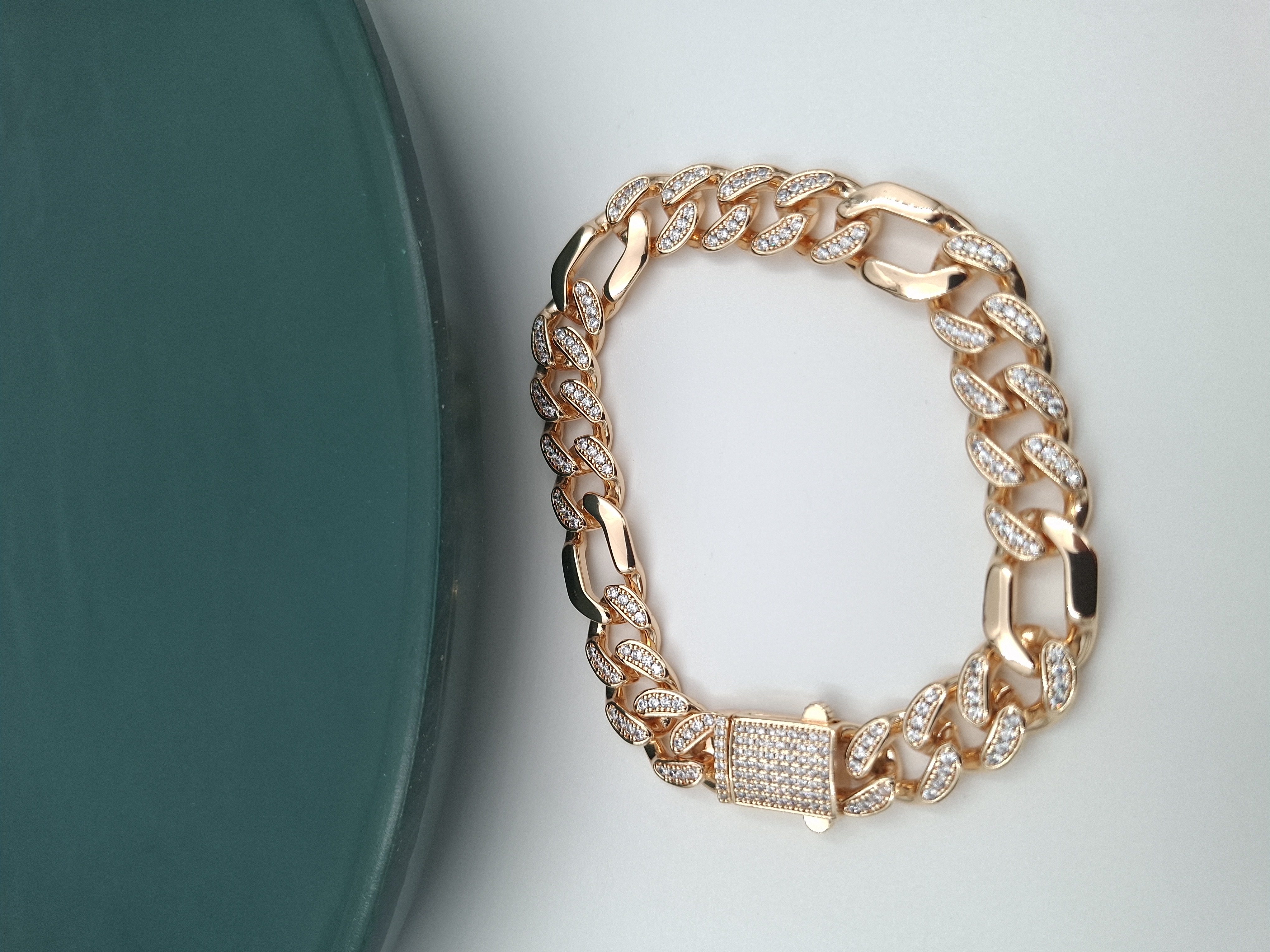 دستبند زنانه ژوپینگ طلایی مدل فیگارو نگینکاری شده