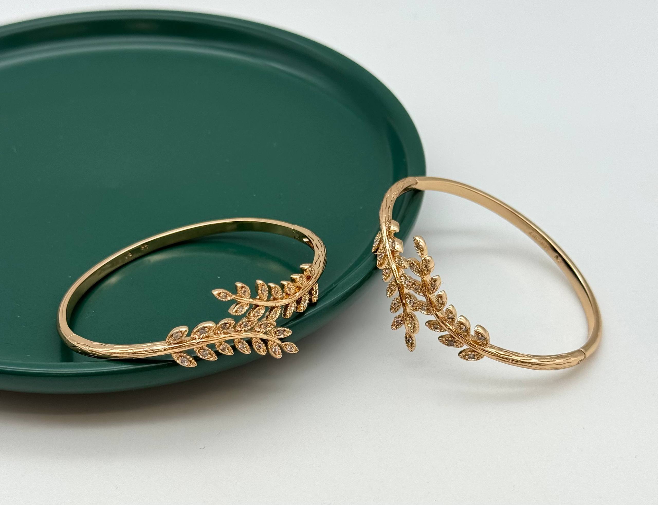 دستبند تکپوش طلایی ژوپینگ طرح شاخه برگ نگیندار