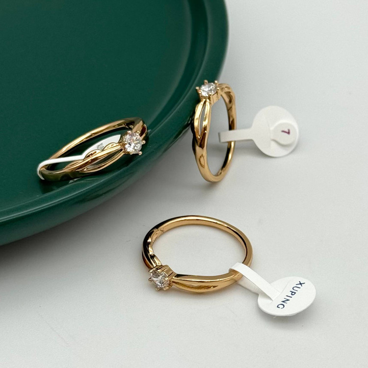 انگشتر تکنگین ژوپینگ طلایی با نگین اتمی درخشان و تگ برند Xuping