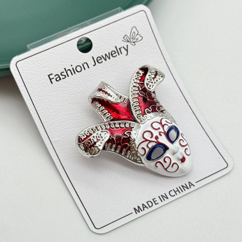 گل سینه نقرهای مدل ماسک کارناوال با لعاب قرمز و سفید