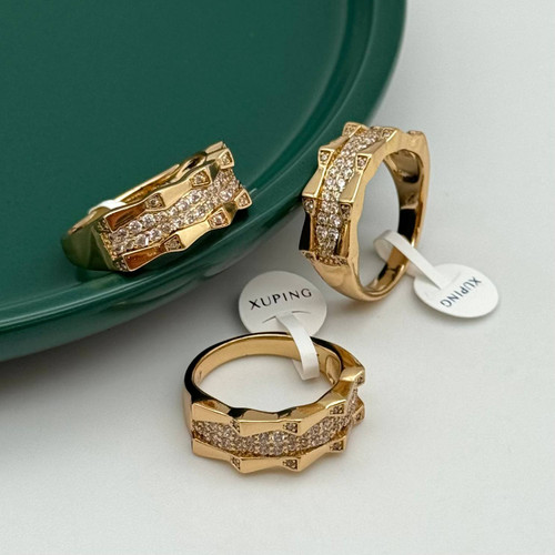 انگشتر طلایی برند ژوپینگ با طرح لبههای تیز هندسی و ردیف نگینهای کریستالی درخشان